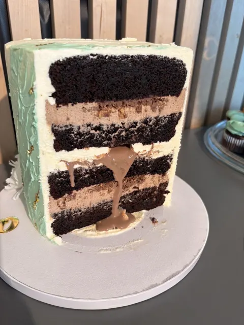 Dåpskaken til Mio sett fra innsiden med lag av sjokoladekake og krem
