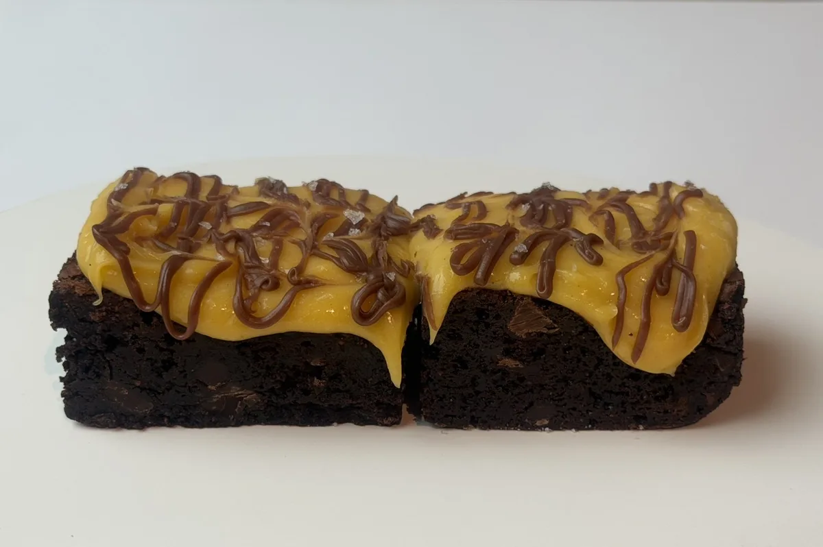 Brownies med krem, sjokoladedrizzle og flaksalt
